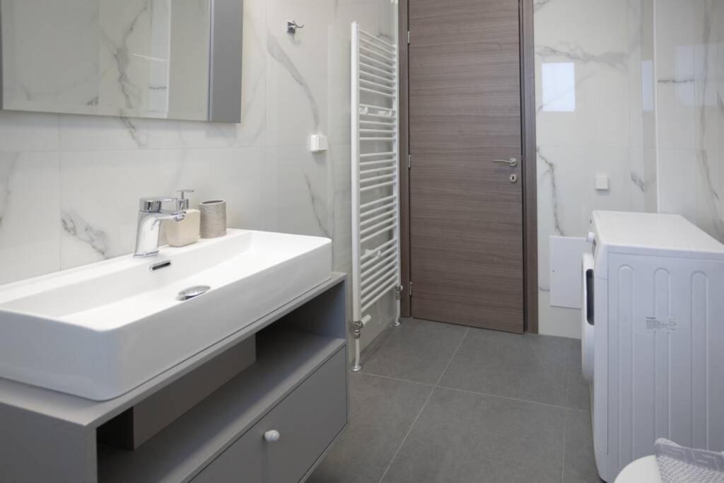 Mela Luxury Apartments Maroulas Exterior photo
